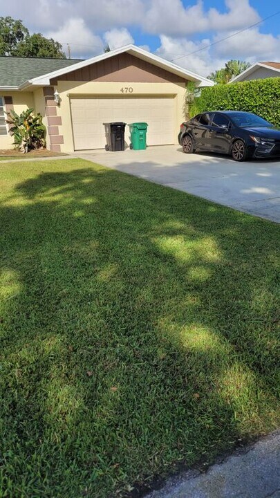 470 SE Sunnydale Ln in Port St. Lucie, FL - Building Photo