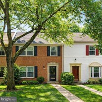 8209 Carrleigh Pkwy in Springfield, VA - Building Photo