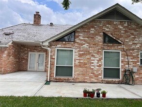 15503 Cabildo Dr in Houston, TX - Foto de edificio - Building Photo