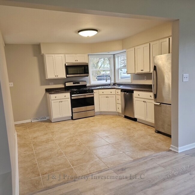 7119 S Solon Rd in Spring Grove, IL - Building Photo - Building Photo