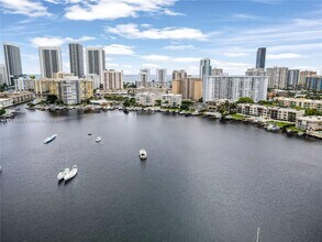 430 Golden Isles Dr in Hallandale Beach, FL - Building Photo - Building Photo
