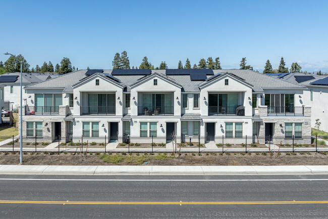 Starling Townhomes in Clovis, CA - Building Photo - Building Photo