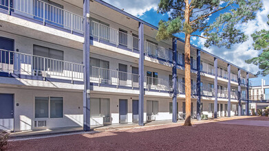 Residence at Sierra Vista in Las Vegas, NV - Foto de edificio - Building Photo