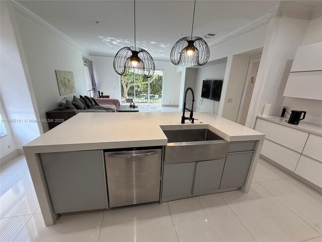 4943 SW 35th Terrace in Fort Lauderdale, FL - Building Photo - Building Photo