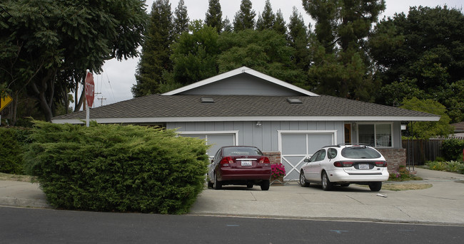 103-105 Gilbert Ct in Martinez, CA - Building Photo - Building Photo