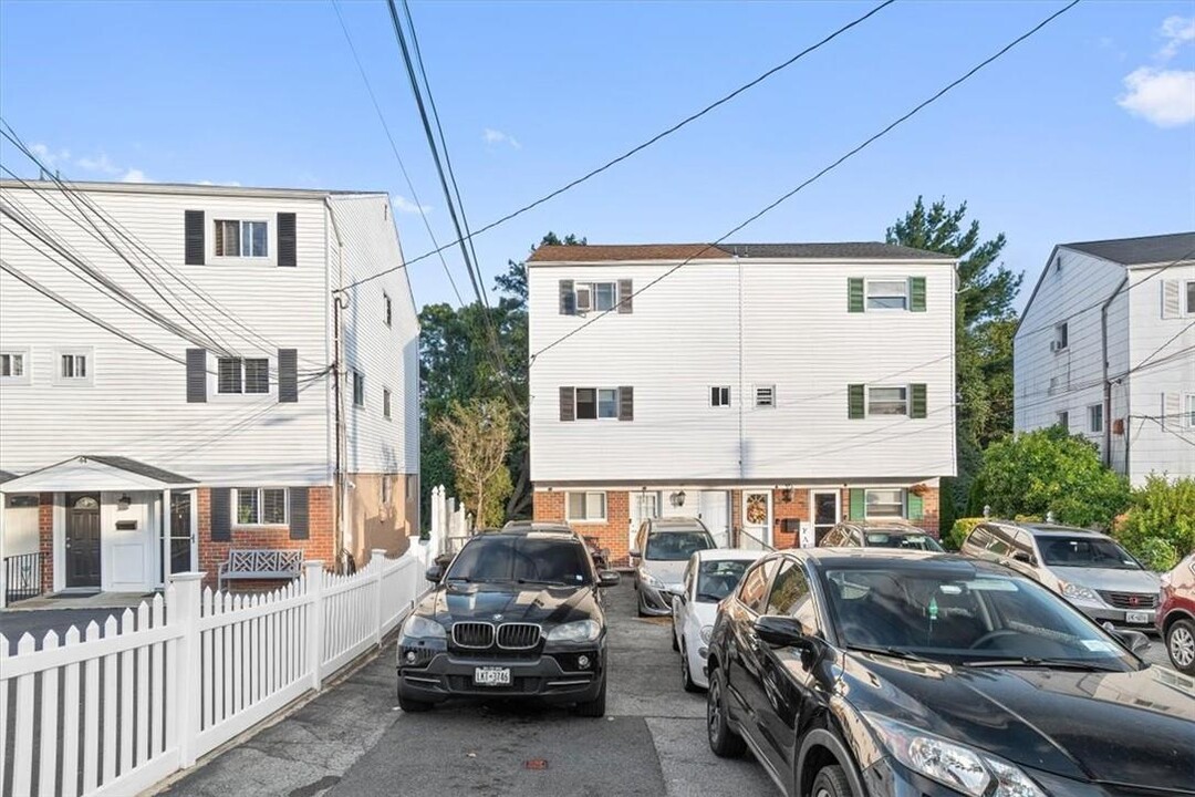 42 Elissa Ln in Yonkers, NY - Building Photo