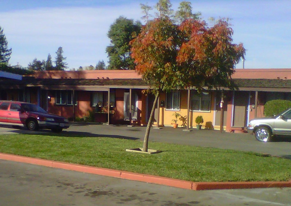 Las Flores Apartments in Santa Rosa, CA - Foto de edificio