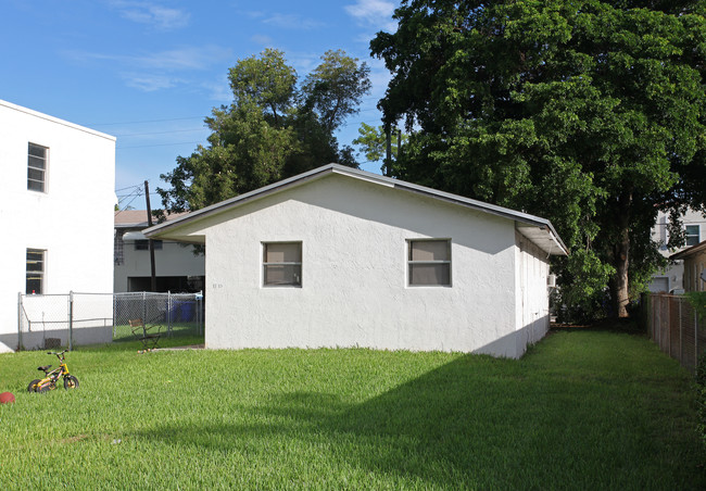 1715-1717 Fletcher St in Hollywood, FL - Foto de edificio - Building Photo