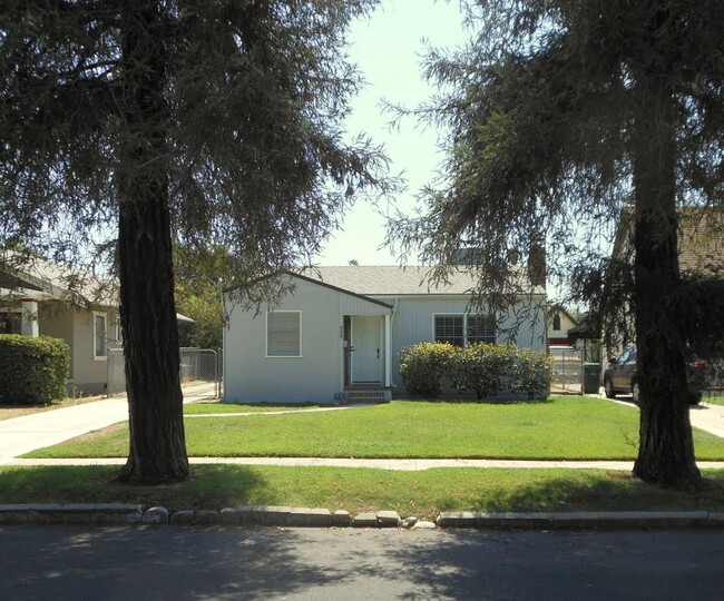 926 Campus Ave, Unit 1 (front) in Redlands, CA - Foto de edificio - Building Photo