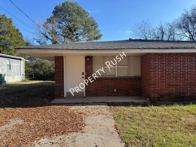 property at 1014 N Larchmont Dr