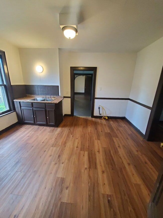 2106- 2106A W Keefe Ave