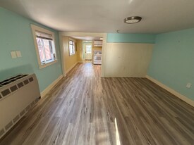 18 L St in Hampton, NH - Building Photo