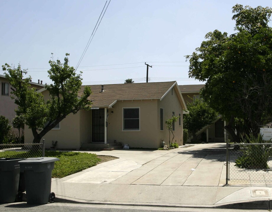 10626 Western Ave in Downey, CA - Building Photo