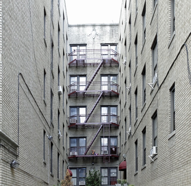 2725 Webb Ave in Bronx, NY - Foto de edificio - Building Photo