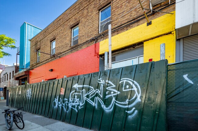 135 Kent Ave in Brooklyn, NY - Building Photo - Building Photo