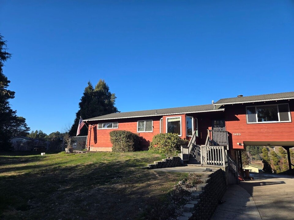 3495 Hugh Ln in Hydesville, CA - Building Photo