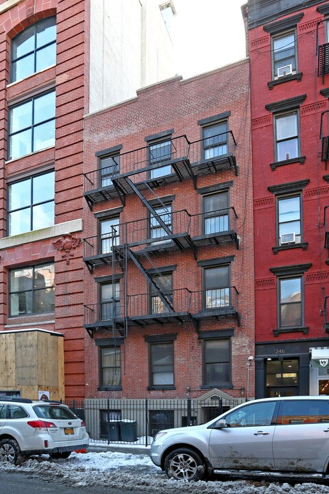 244 W 18th St in New York, NY - Building Photo