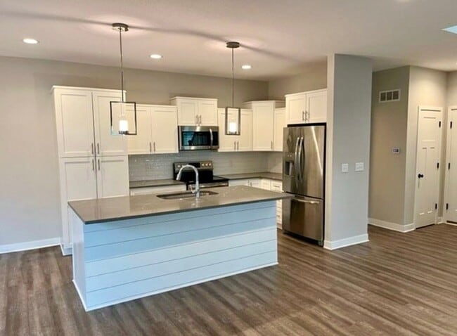 6942 W 162nd Ct in Overland Park, KS - Foto de edificio - Building Photo