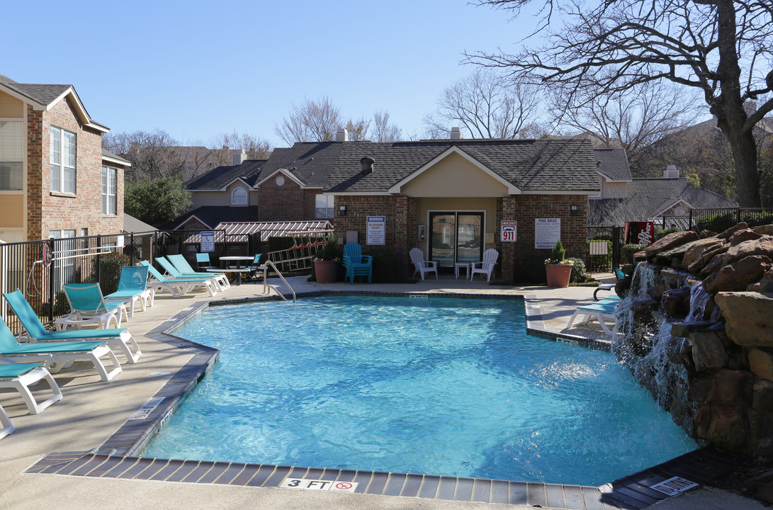 Sandstone At Bear Creek in Euless, TX - Foto de edificio