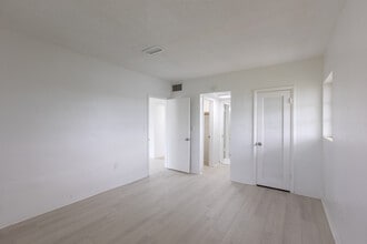 Esquire Apartments in North Miami Beach, FL - Foto de edificio - Interior Photo