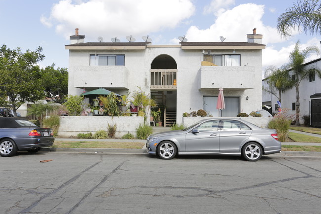 8071 CONSTANTINE Dr in Huntington Beach, CA - Foto de edificio - Building Photo