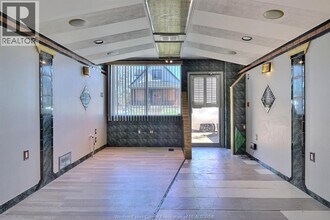 401 ON-401 in Windsor, ON - Building Photo - Building Photo