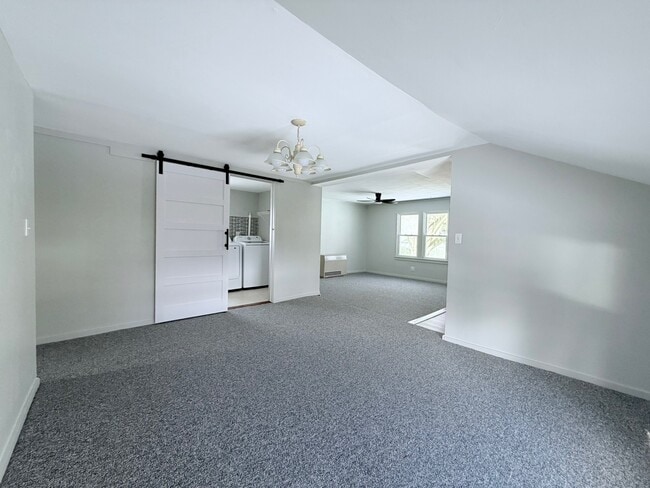 33 Spring St, Unit Flr 2 in South Glens Falls, NY - Foto de edificio - Building Photo