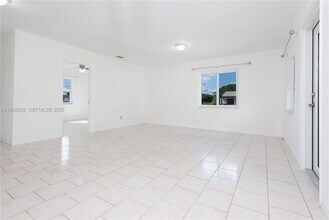 141 NW 43rd Pl, Unit 143 in Miami, FL - Building Photo - Building Photo