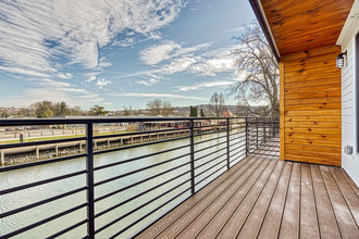 Boathouse Landing on Cayuga Inlet in Ithaca, NY - Foto de edificio - Building Photo