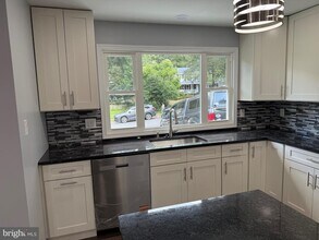 7810 Newington Woods Dr in Springfield, VA - Building Photo - Building Photo