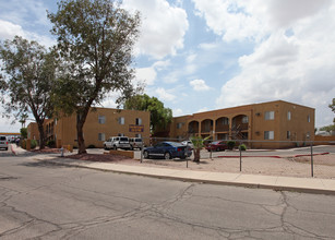 Santa Cruz River Apartments in Tucson, AZ - Foto de edificio - Building Photo