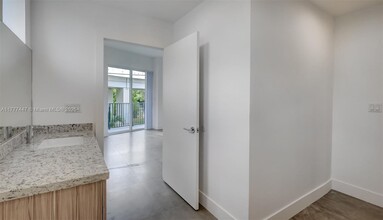 2010 SW 25th Ter in Miami, FL - Building Photo - Building Photo