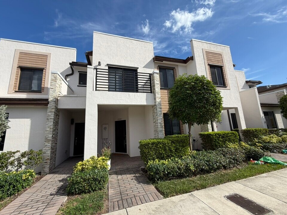 21001 NE 8th Ave in Miami, FL - Building Photo