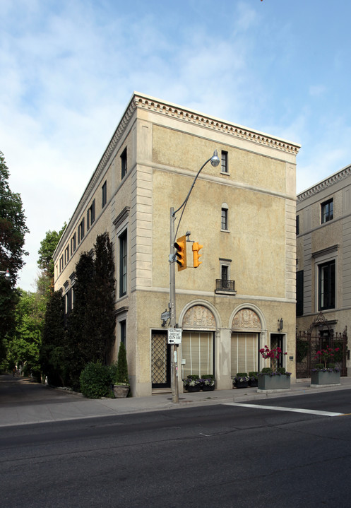 1050 Yonge St in Toronto, ON - Building Photo