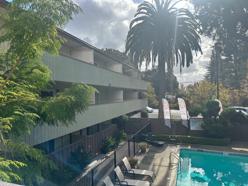 Woodland Arms in Palo Alto, CA - Foto de edificio