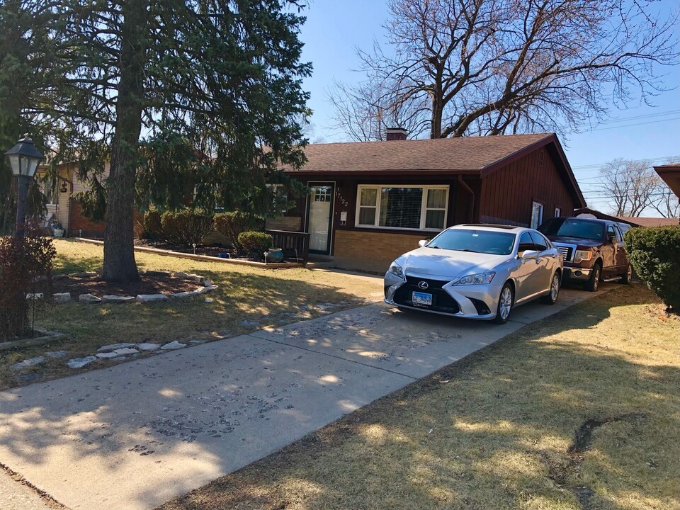 17122 Roy St in Lansing, IL - Foto de edificio