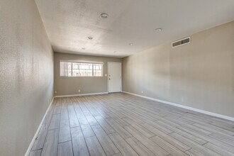 356 E Desert Inn Rd in Las Vegas, NV - Building Photo - Building Photo