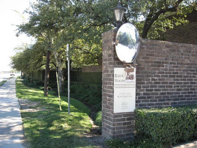 7575 Katy Fwy in Houston, TX - Foto de edificio - Building Photo