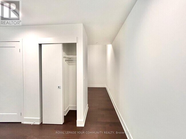 8-308 Manor Rd W in Toronto, ON - Building Photo - Building Photo