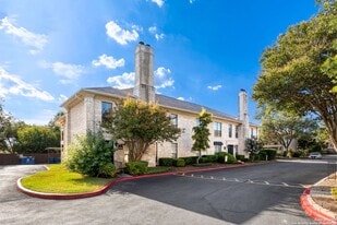 2611 Eisenhauer Rd in San Antonio, TX - Building Photo