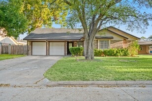 5013 Camden Ln in Pearland, TX - Building Photo