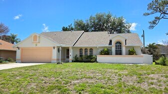 2820 SE Pace Dr in Port St. Lucie, FL - Building Photo