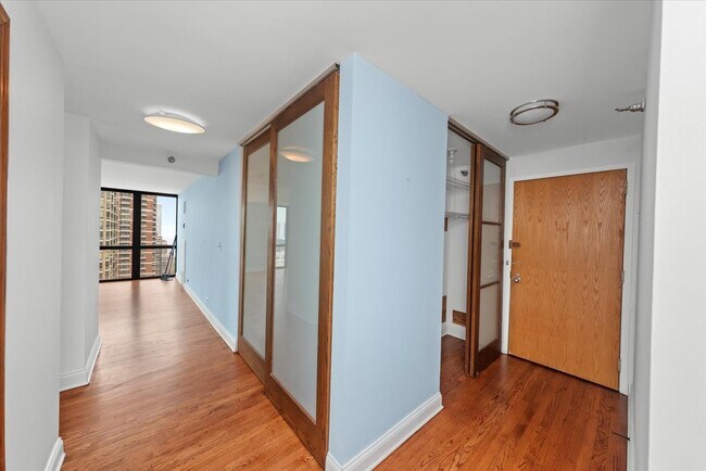 1122 N Clark St, Unit 2706 in Chicago, IL - Foto de edificio - Building Photo