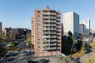 Executive House Condominium in Hackensack, NJ - Foto de edificio - Building Photo