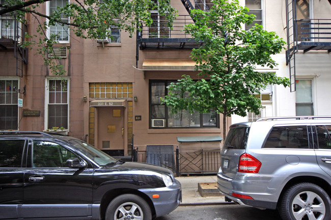 331 E 52nd St in New York, NY - Foto de edificio - Building Photo