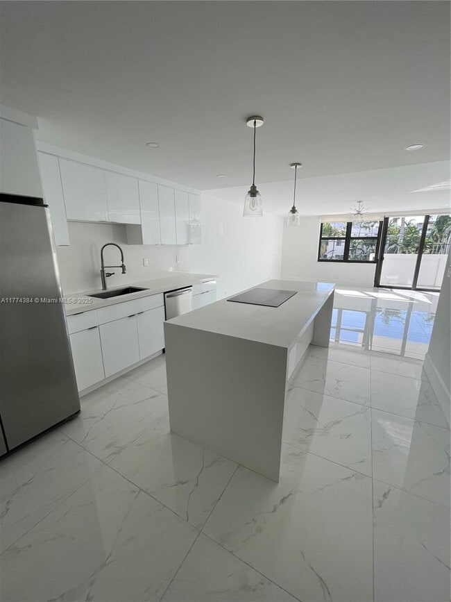 10101 E Bay Harbor Dr, Unit # 201 in Bay Harbor Islands, FL - Building Photo - Building Photo