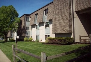 Fox and Hounds Apartments in Oxford, OH - Building Photo