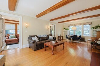 27 Chesterfield Rd in Newton, MA - Foto de edificio - Building Photo