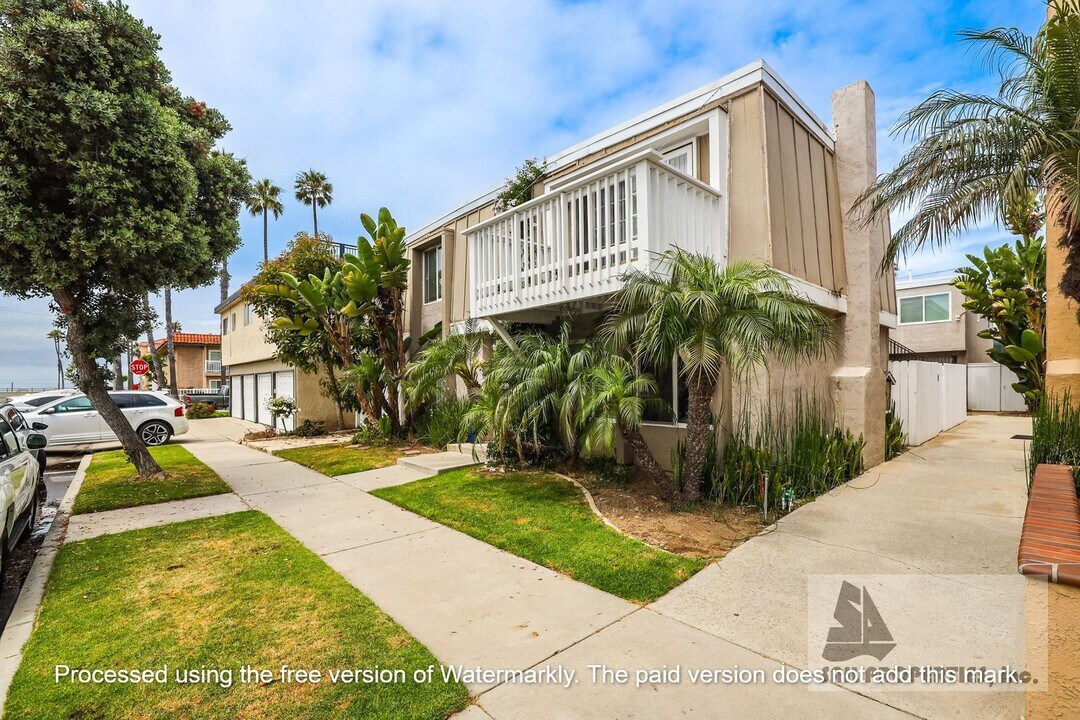 205 13th St in Huntington Beach, CA - Building Photo