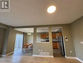 60 Cloverleaf Dr in Hamilton, ON - Building Photo - Building Photo
